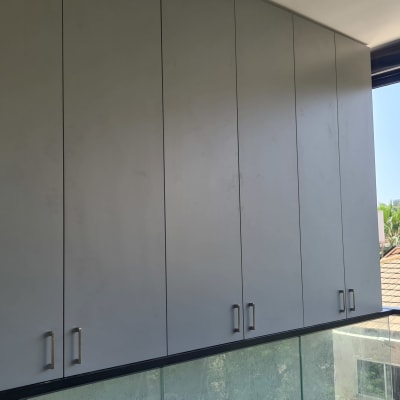 ארונות עץ עם ידיות מתכת במרפסת