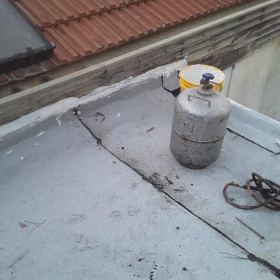 מיכל גז וצינור על גג עם חומר איטום