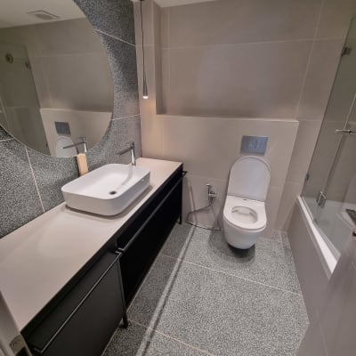 חדר אמבטיה עם כיור, אסלה ומקלחת