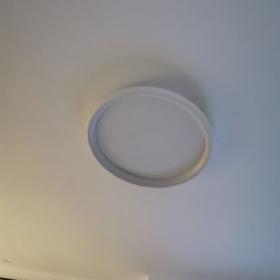 תאורה עגולה מותקנת בתקרה לבנה