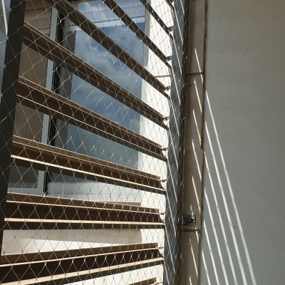 רשת מתכת מותקנת למניעת כניסת יונים במרפסת