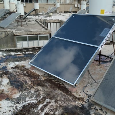 דוד שמש וקולטים על גג בניין