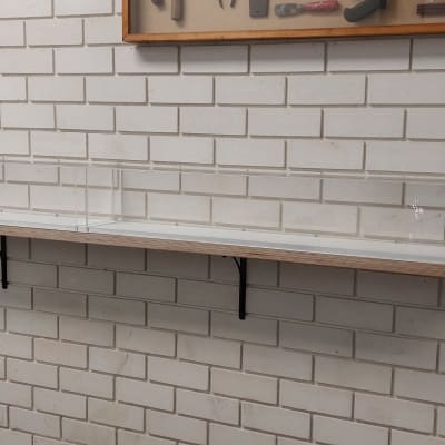 תצוגת כלים נגרות על קיר לבנים