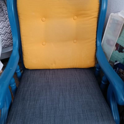 כרית גב צהובה על כיסא עם ריפוד כחול