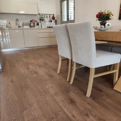 רצפת פרקט עץ חום במטבח מודרני