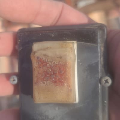 חלק פלסטיק עם חיבורים, מוחזק ביד