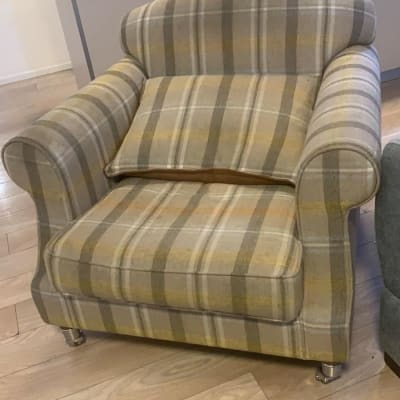 כורסה עם גלגלים על רצפת עץ