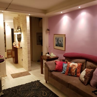 צביעת קיר צבעוני בסלון