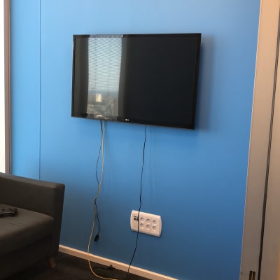 קיר צבוע בכחול עם טלוויזיה תלויה