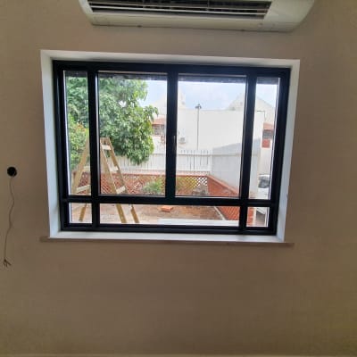 חלון אלומיניום שחור עם נוף חיצוני