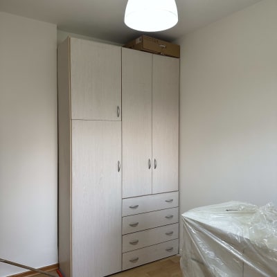 מקל צבע אדום ליד ארון, רהיט מכוסה בניילון