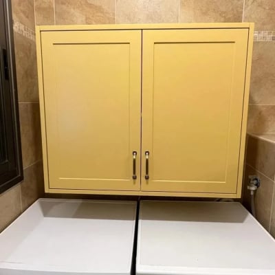 ארון עץ צהוב עם ידיות מתכת