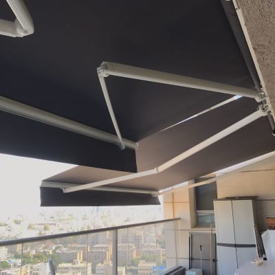 סוככים שחורים עם זרועות מתכת במרפסת