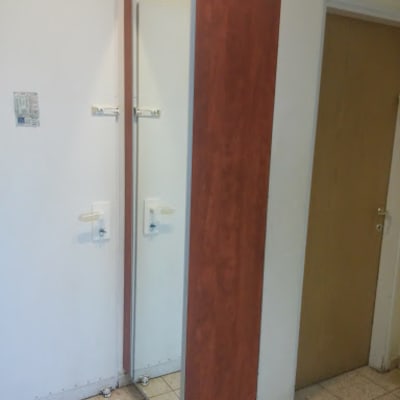 ארון עץ עם דלת מראה במסדרון