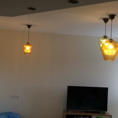 מנורות תלויות חדשות בתהליך שיפוץ