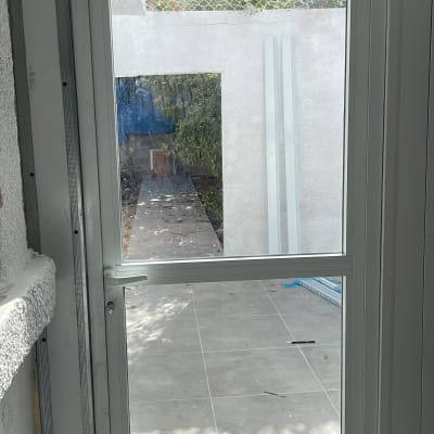 דלת אלומיניום עם מסגרת וזכוכית שקופה