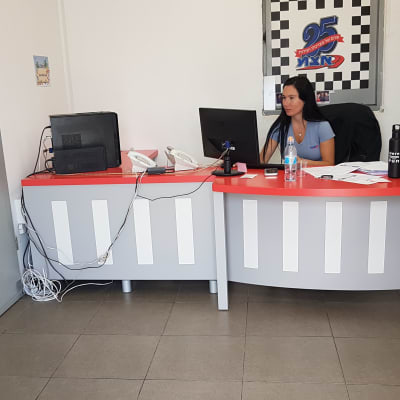 שולחן קבלה בחברת א.צ.מ. אבזור מכוניות לנכים 