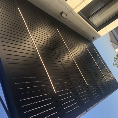 קיר עם תאורת לד אנכית מותקנת