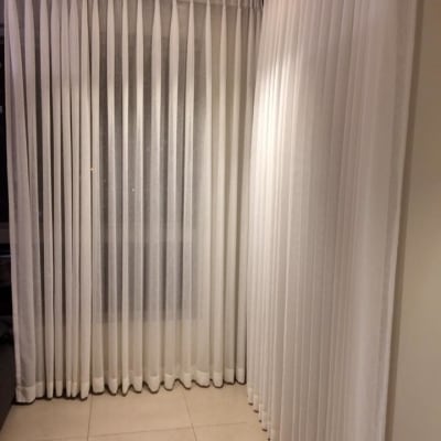 וילון לבן ארוך תלוי מהתקרה על מסילה