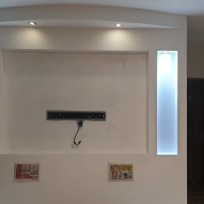 קיר גבס עם תאורה שקועה ומתקן לטלוויזיה