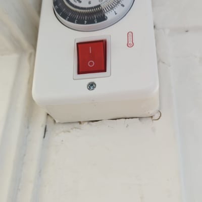 שעון טיימר חשמלי עם מתג הפעלה אדום