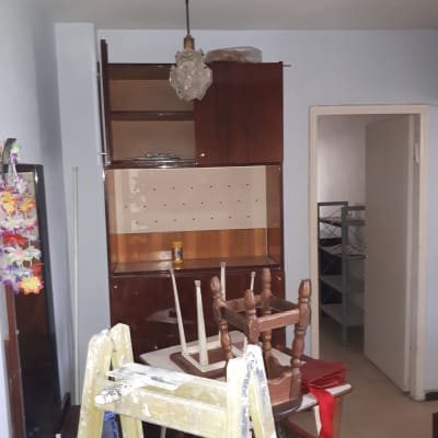 סולם עם כתמי צבע בחדר