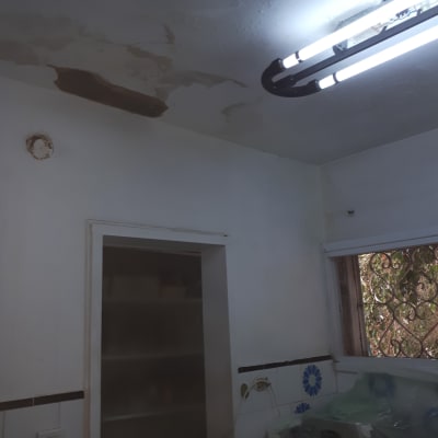 תקרה עם כתמי רטיבות ותיקוני צבע