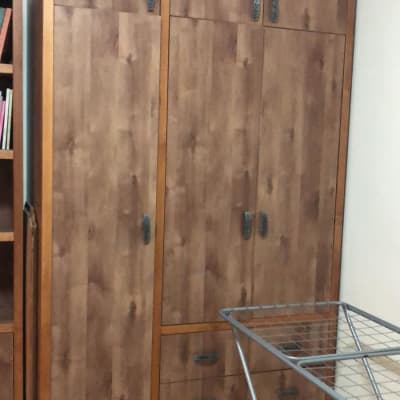 ארון עץ עם דלתות ומייבש כביסה מתקפל