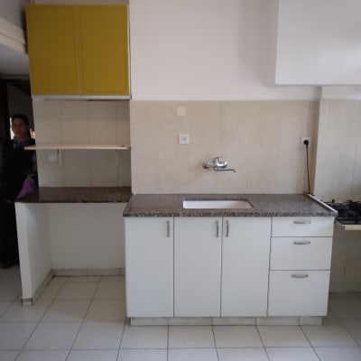 מטבח עם כיור וברז, ארונות לבנים