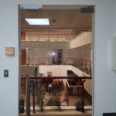 לחצן אינטרקום ליד דלת זכוכית