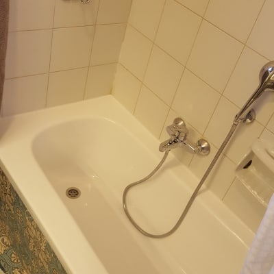 אמבטיה עם ברז ומקלחת יד, אריחים לבנים