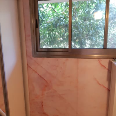 טפט ורוד עם דוגמת שיש על קיר