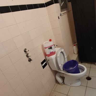 שירותים עם דלי, צינור ומיכל חומר ניקוי