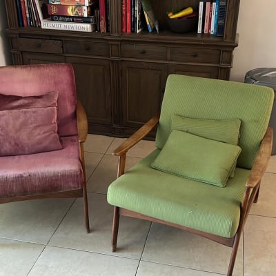 שני כיסאות עם כריות מרופדות בצבעים שונים