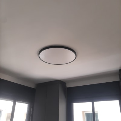 מנורת תקרה עגולה מותקנת על תקרה לבנה