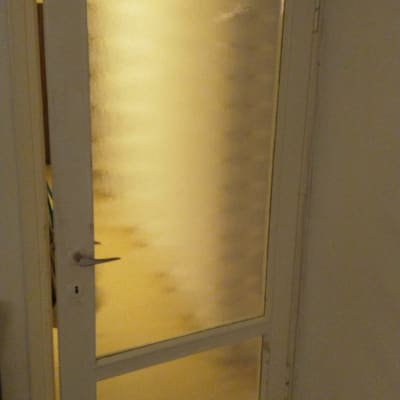 דלת זכוכית חלבית עם מסגרת לבנה