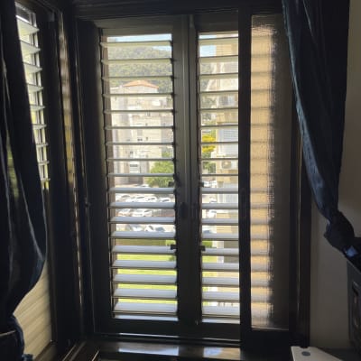 חלון אלומיניום עם תריסים פתוחים למחצה