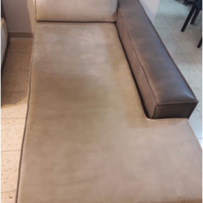 ספה עם כתמים לפני ניקוי