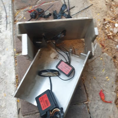 קופסת מתכת עם חוטים ומודולים אלקטרוניים