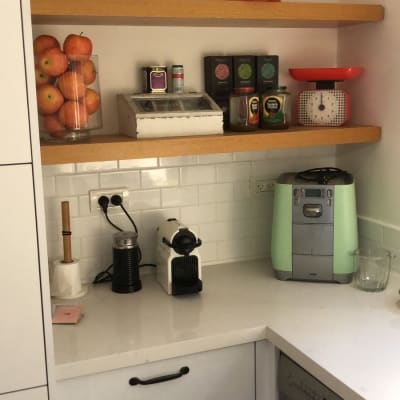 מדף עץ במטבח עם כלי מטבח שונים