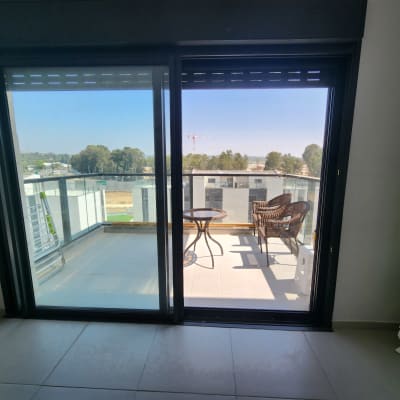 דלת הזזה מאלומיניום עם מסגרת שחורה