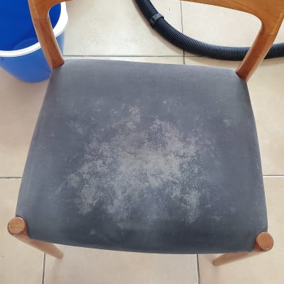 כיסא עם כתמים, דלי כחול, צינורות ניקוי