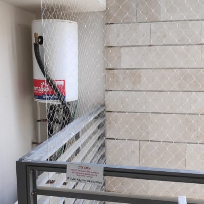 רשת מתכת למניעת כניסת יונים במרפסת