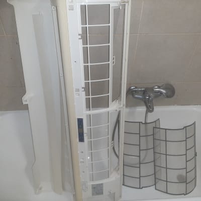 חלקי מזגן מפורקים באמבטיה לניקוי