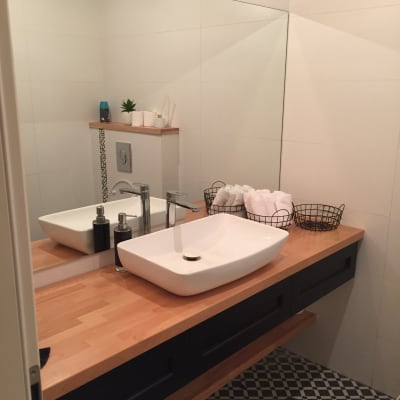 מראה גדולה מעל כיור בחדר אמבטיה מודרני