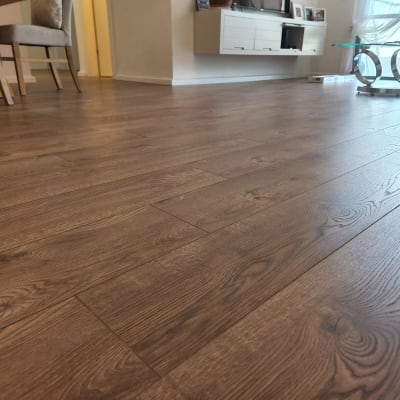 רצפת פרקט עץ חום בחדר מגורים מואר