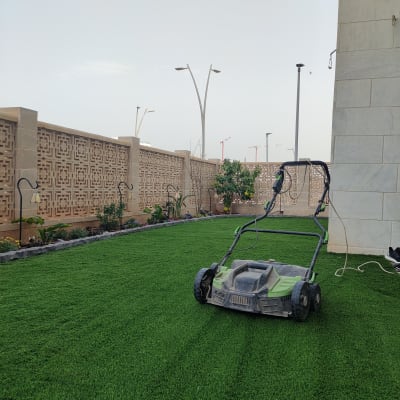 מכסחת דשא על דשא ירוק בגינה