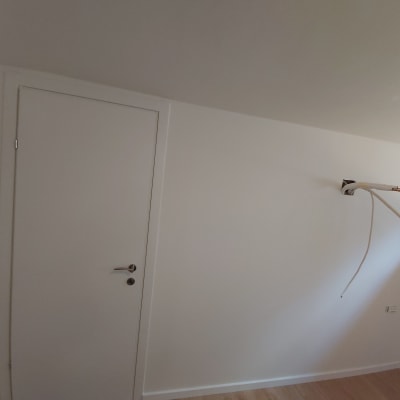 קיר גבס עם חוטים חשמליים בולטים