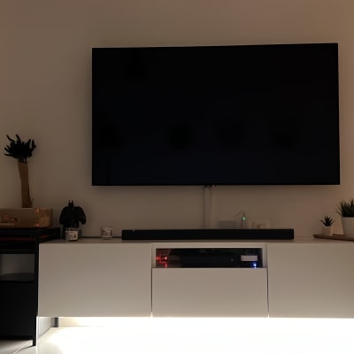 טלוויזיה תלויה על קיר עם כבלים מסודרים