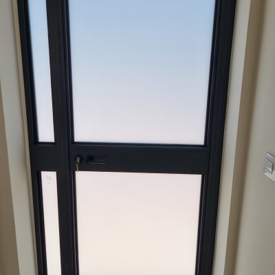 דלת אלומיניום עם זכוכית חלבית ומנעול